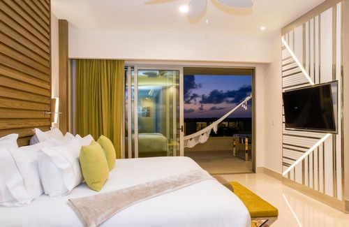 Downtown Cancun Complejo | Garza Blanca Cancun 1 BR AMAZING Views and Food!!