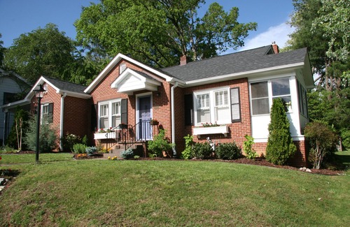 Hyman Heights Historic District Cabaña | CASA DE GASLIGHT - Downtown Hendersonville