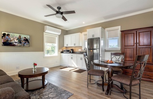 Santa Ynez Cabaña | Gastro HQ2: Luxe Studio Walk To Best Restaurants, L2EV, Sleeps 4, Unit 5 Faraday