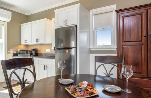 Santa Ynez Cabaña | Gastro HQ2: Luxe Studio Walk To Best Restaurants, L2EV, Sleeps 4, Unit 5 Faraday