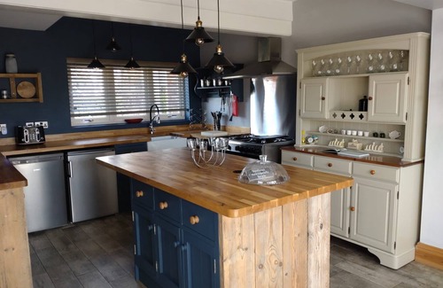 Woodhall Spa Casa | Gate House - entire home located on the riverside in Woodhall Spa with a hot tub & games room