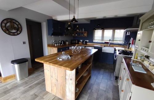 Woodhall Spa Casa | Gate House - entire home located on the riverside in Woodhall Spa with a hot tub & games room