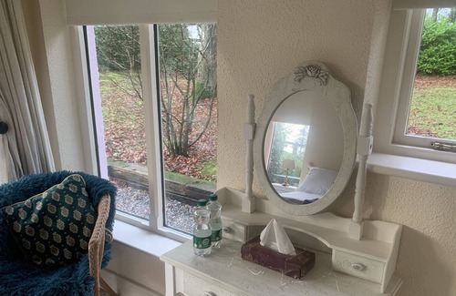 Cahore Cabina | Gate lodge pink quaint lodge