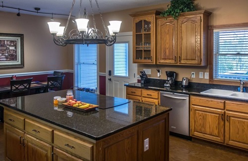 Sevierville Casa | UN IMPRESIONANTE MILLÓN DE DOLLAR LAKEFRONT HOME EN UN PROMONTORIO PRIVADO DE 5 ACRES