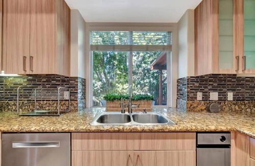 Tarzana Casa | Gated 5BR Villa on Private Street - Great Location