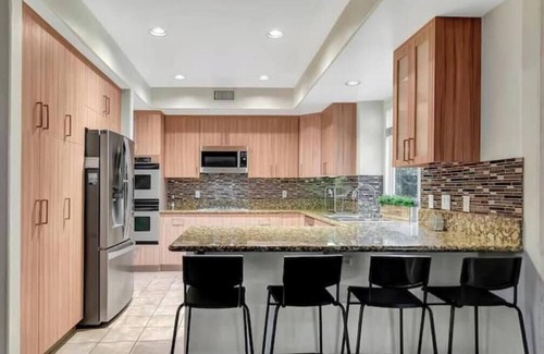 Tarzana Casa | Gated 5BR Villa on Private Street - Great Location
