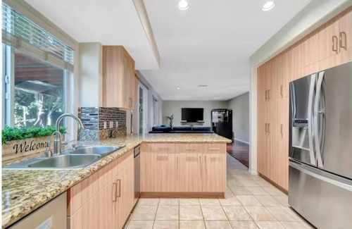 Tarzana Casa | Gated 5BR Villa on Private Street - Great Location