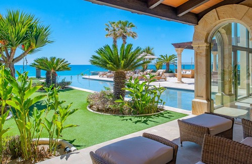 Cabo San Lucas Casa | Espectacular finca frente a la playa en el corazón del corredor