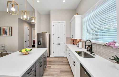 Brookhollow Casa | Gated, Comfy & Modern 3 BDR Townhome Centrally located near Airport.
