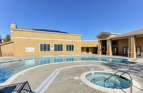 Roseville Condominio | Gated community Condo 5 Minute walk 2 Galleria Mall