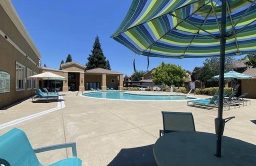 Roseville Condominio | Gated community Condo 5 Minute walk 2 Galleria Mall