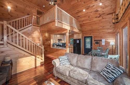 Marion Cabina | Gated Community Log Cabin 45 minutes to Asheville Hot Tub and Outdoor Fireplace