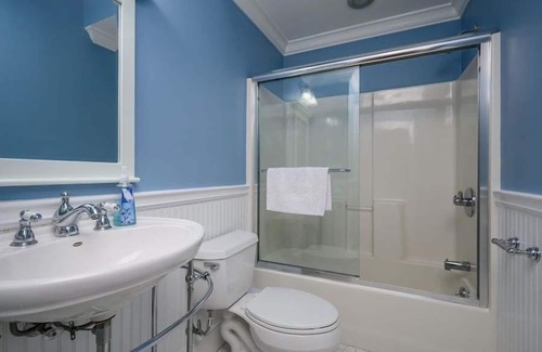 Osterville Casa | Gated community luxury home in Oyster Harbors, Osterville. RPMS136