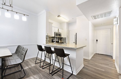 Dallas Condominio | Gated Community Retreat Pool & Grill 10 Min to Downtown