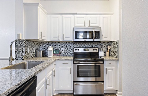 Dallas Condominio | Gated Community Retreat Pool & Grill 10 Min to Downtown