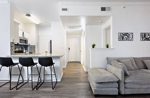 Dallas Condominio | Gated Community Retreat Pool & Grill 10 Min to Downtown