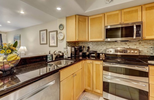 American Beach Condominio | Gated Complex: Poolside Retreat at Sailmaker 507
