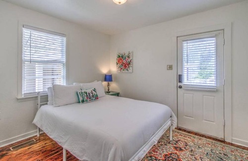 Midtown Apartamento | Gated Cottage Community! Ideal Midtown Spot