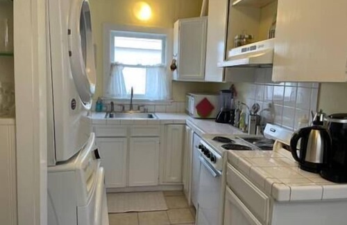 Oakland Casa | Gated cottage*self ck-in*fast WiFi*free parking