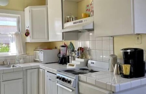 Oakland Casa | Gated cottage*self ck-in*fast WiFi*free parking
