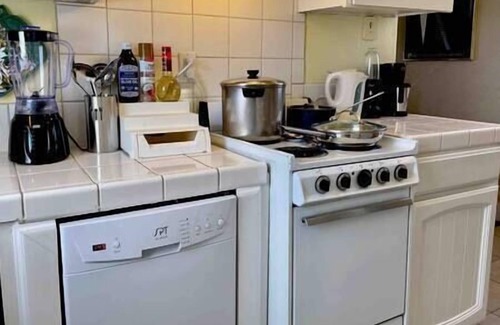 Oakland Casa | Gated cottage*self ck-in*fast WiFi*free parking