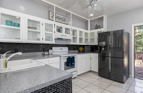 Atlanta Casa | Gated Driveway, King Suite near Benz, Tech,Midtown