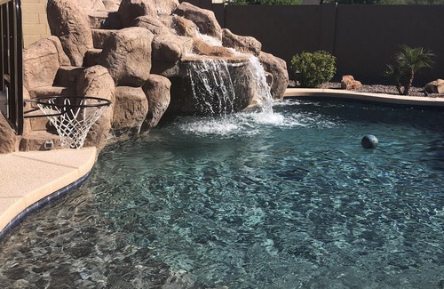 Estrella Mountain Ranch Casa | ¡Comunidad cerrada en el campo de golf con un hermoso oasis en el patio!