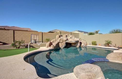 Estrella Mountain Ranch Casa | ¡Comunidad cerrada en el campo de golf con un hermoso oasis en el patio!