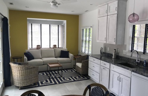 The Pines Casa | NUEVA PISCINA / PATIO / CASA DE PISCINA - Amazing Beach & Lakeside Estate 2 Blks @ Ocean / Dtwn