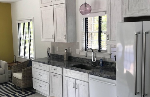 The Pines Casa | NUEVA PISCINA / PATIO / CASA DE PISCINA - Amazing Beach & Lakeside Estate 2 Blks @ Ocean / Dtwn