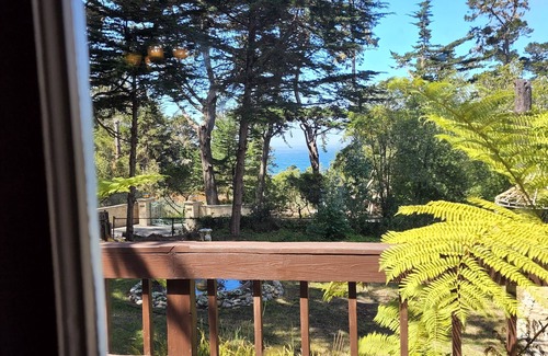 Carmel Highlands Villa | GATED, PRIVADO, UN ACRE POR EL MAR