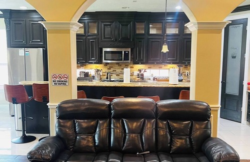 Northside Casa | Gated spacious 5-bedroom house with fitness room in vibrant Houston