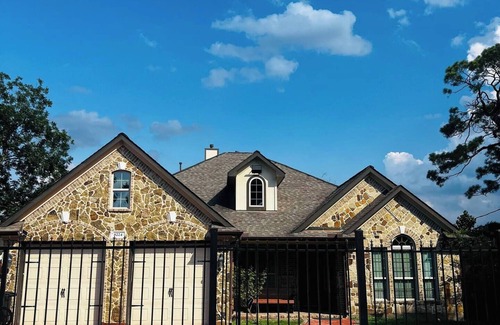 Northside Casa | Gated spacious 5-bedroom house with fitness room in vibrant Houston