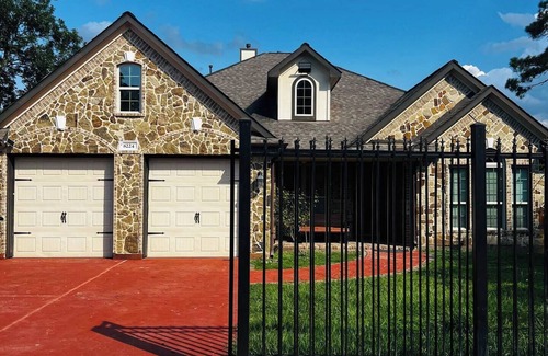 Northside Casa | Gated spacious 5-bedroom house with fitness room in vibrant Houston