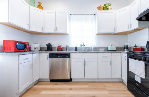 Atwater Village Casa | Gated, stylish 3BR bungalow - private parking - Silverlake/Echo Park adjacent