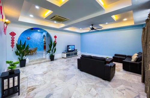 Larut Casa | Gather Here 62 5BR Town Center 5 Rooms