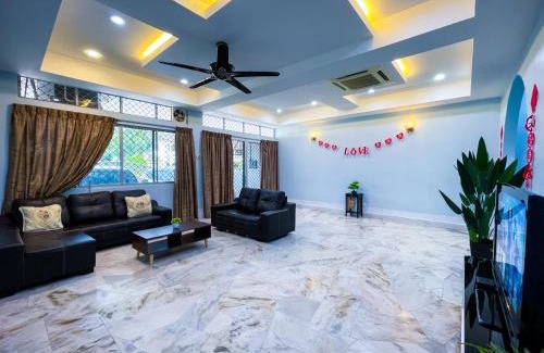 Larut Casa | Gather Here 62 5BR Town Center 5 Rooms