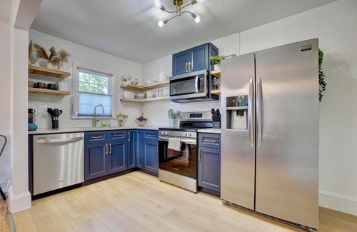 Downtown Casa | Gather! PingPong~6BR~PorchTV~Walk Dtwn~Pets~15+