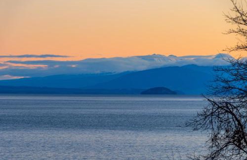 Taupo Casa | Gather Taupo - Lakefront Homes - Spa Pool