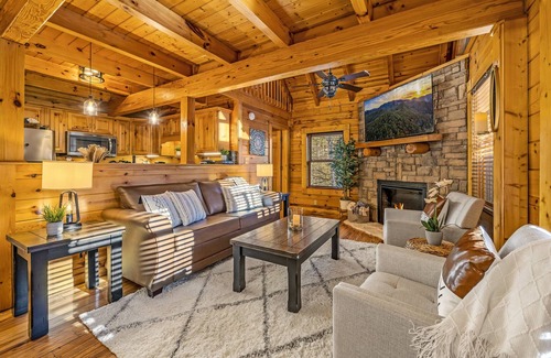 Gatlinburg Cabina | Gatlin Cove Retreat! Pet Friendly cabin w/ HotTub & Game Room!
