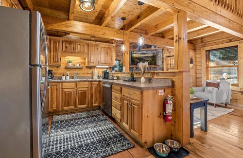 Gatlinburg Cabina | Gatlin Cove Retreat! Pet Friendly cabin w/ HotTub & Game Room!