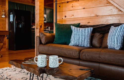 Chalet Village Casa | GATLINBURG LOG CABIN SPECTACULAR VIEWS HOT TUB LUXURY HONEYMOON ANNIVERSARY