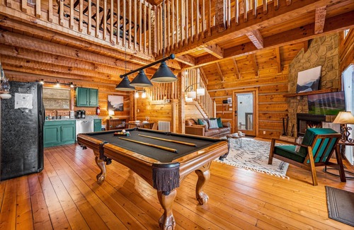 Chalet Village Casa | GATLINBURG LOG CABIN SPECTACULAR VIEWS HOT TUB LUXURY HONEYMOON ANNIVERSARY