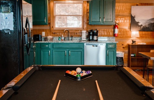 Chalet Village Casa | GATLINBURG LOG CABIN SPECTACULAR VIEWS HOT TUB LUXURY HONEYMOON ANNIVERSARY