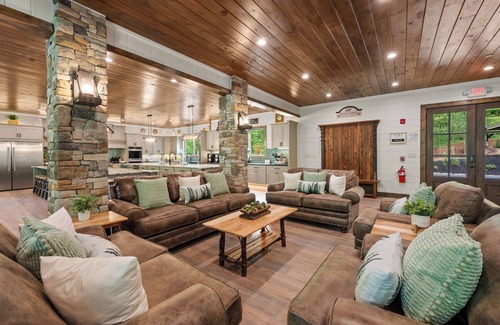 Gatlinburg Cabina | GATLINBURG LUXURY 21 BEDROOM! Elevator, Pool, Private Pavilion, Movie Theater...