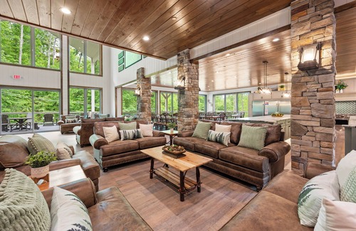 Gatlinburg Cabina | GATLINBURG LUXURY 21 BEDROOM! Elevator, Pool, Private Pavilion, Movie Theater...