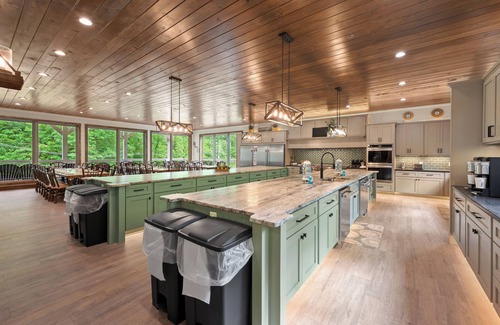 Gatlinburg Cabina | GATLINBURG LUXURY 21 BEDROOM! Elevator, Pool, Private Pavilion, Movie Theater...
