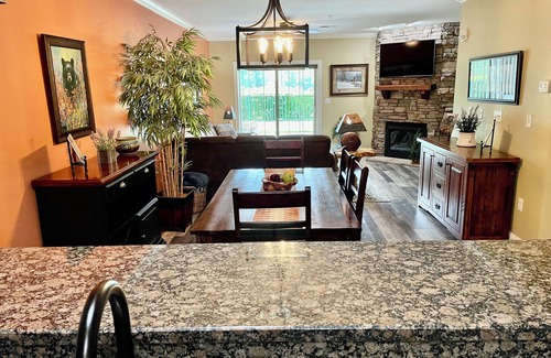 Gatlinburg Condominio | Los mejores de Gatlinburg ** La mejor ubicación del centro ** ¡Excelentes vistas a la montaña!