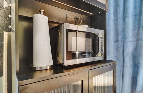 Coral Heights Casa | GAY MENS clothing optional guesthouse heated pool w soft king bd 10min to Wilton