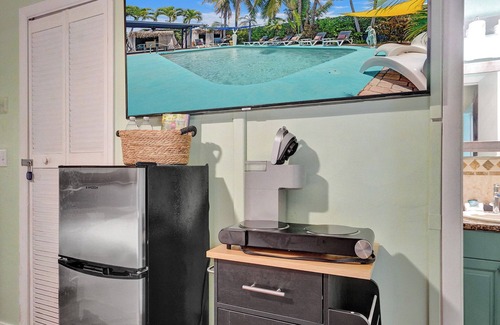 Coral Heights Casa | GAY MENS clothing optional guesthouse heated pool w soft king bd 10min to Wilton